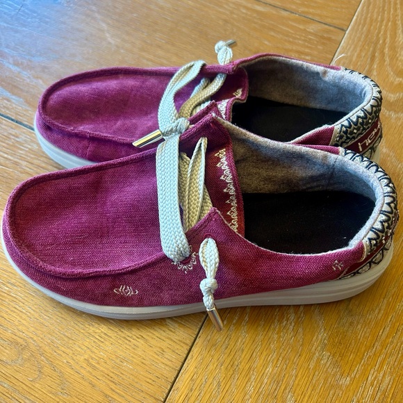 Hey Dude Wendy Rise Flora Burgundy Slip On Shoes - Picture 4 of 7